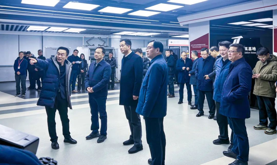 鄭州市委副書(shū)記、市長(zhǎng)何雄一行蒞臨捷安高科參觀調(diào)研