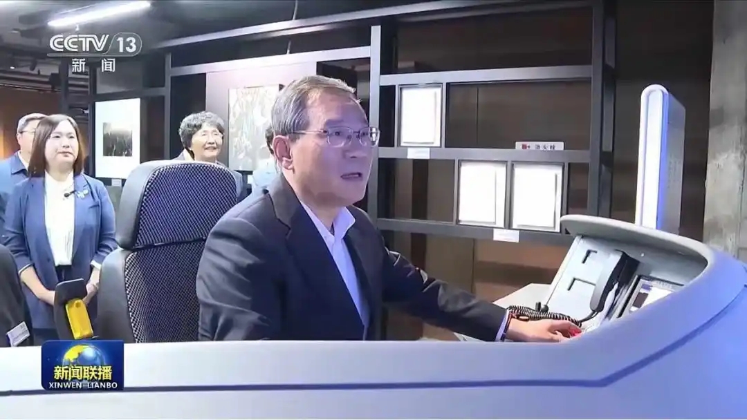 國務(wù)院總理李強(qiáng)參觀世界技能博物館，體驗復(fù)興號動車組模擬駕駛器