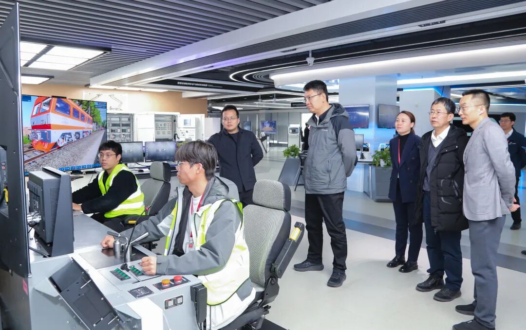 國(guó)家鐵路局裝備技術(shù)中心主任劉偉一行參觀(guān)調(diào)研捷安高科